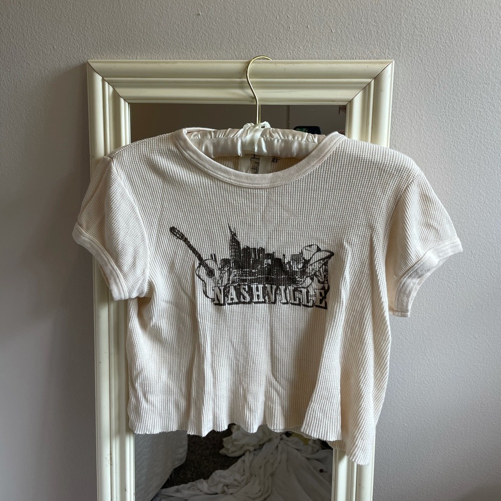 BRANDY MELVILLE graphic baby tee